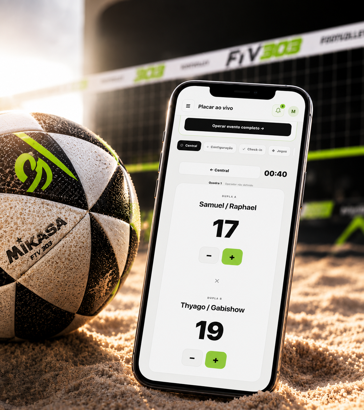 Celular com o Vireon Arena operando um placar ao vivo em quadra de futevôlei